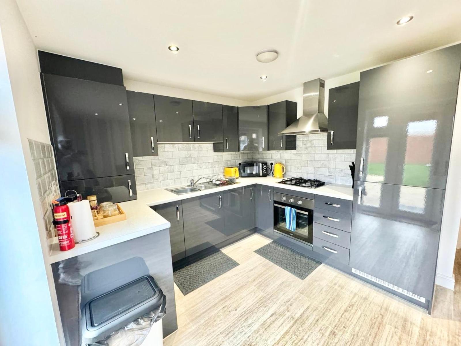 Home Centrally Located In Folkestone, Great Location For Families Or Workers מראה חיצוני תמונה