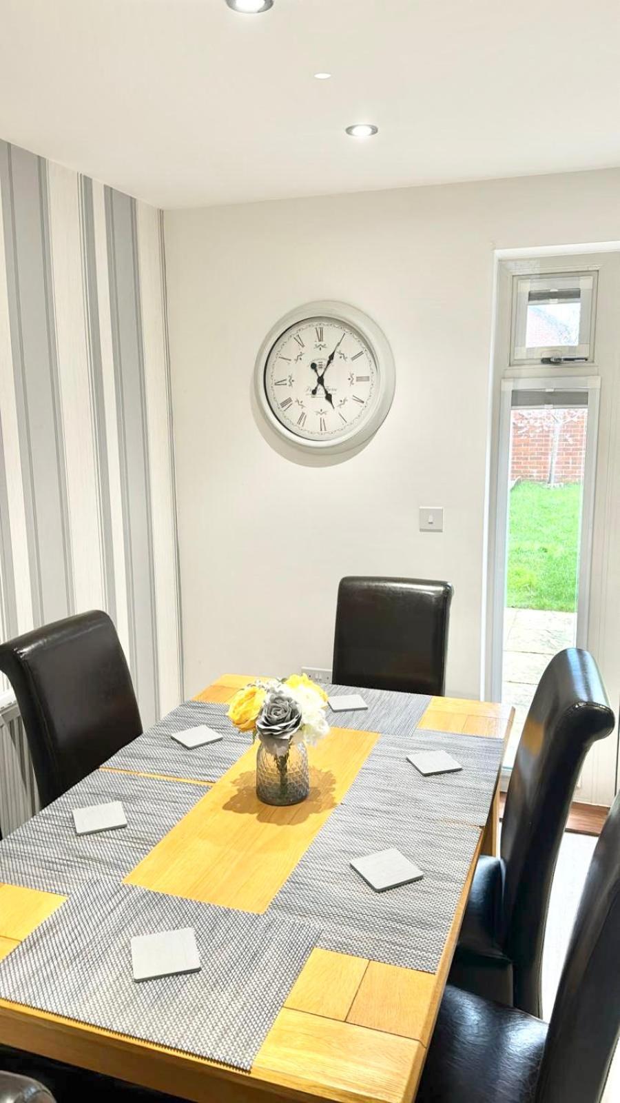 Home Centrally Located In Folkestone, Great Location For Families Or Workers מראה חיצוני תמונה