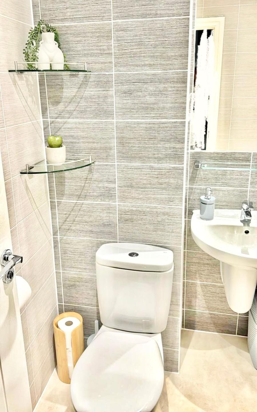 Home Centrally Located In Folkestone, Great Location For Families Or Workers מראה חיצוני תמונה