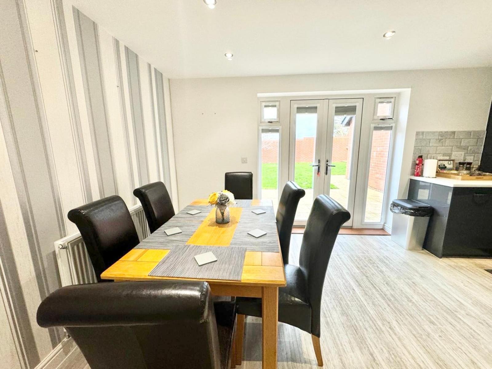 Home Centrally Located In Folkestone, Great Location For Families Or Workers מראה חיצוני תמונה