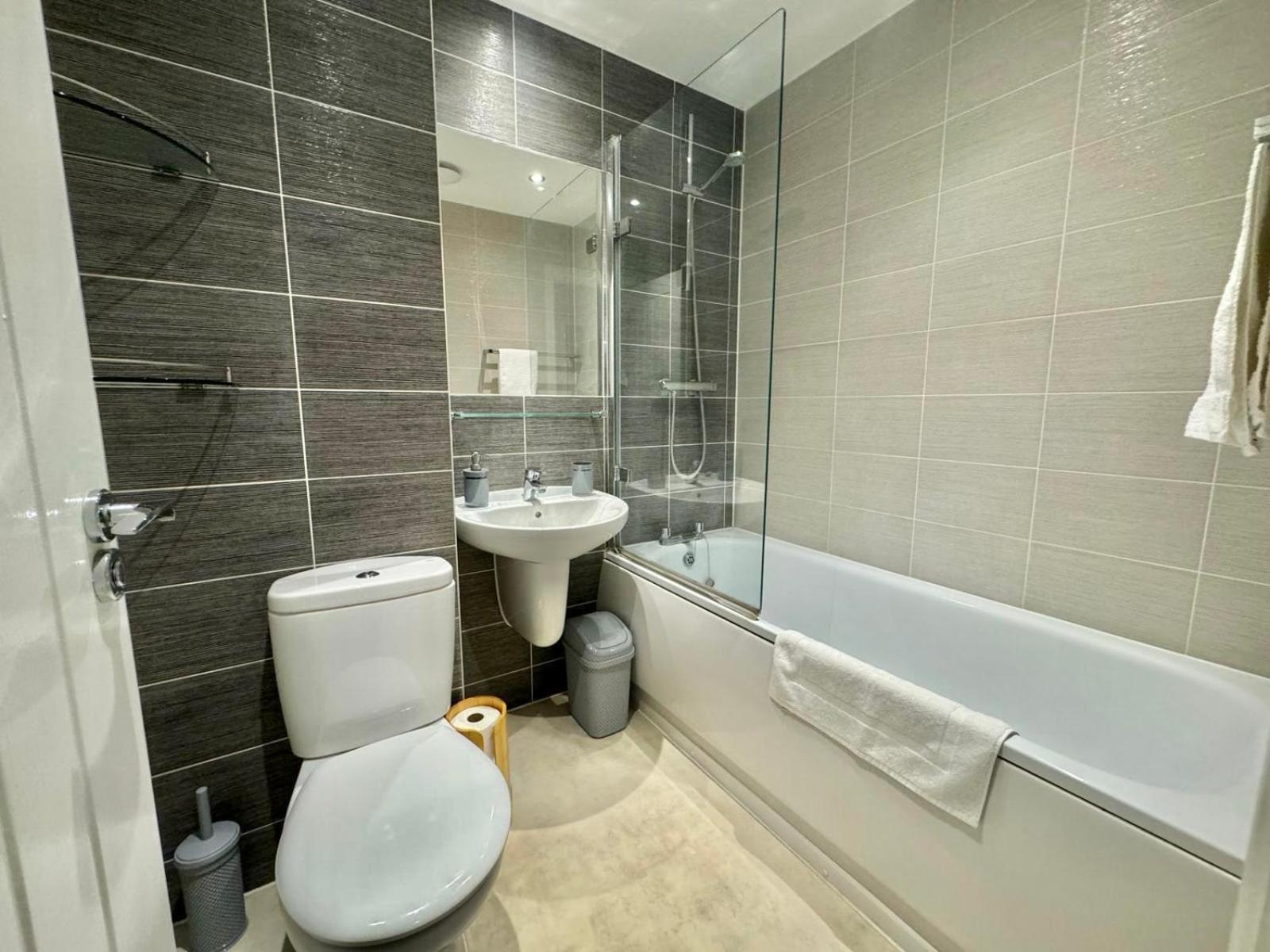 Home Centrally Located In Folkestone, Great Location For Families Or Workers מראה חיצוני תמונה
