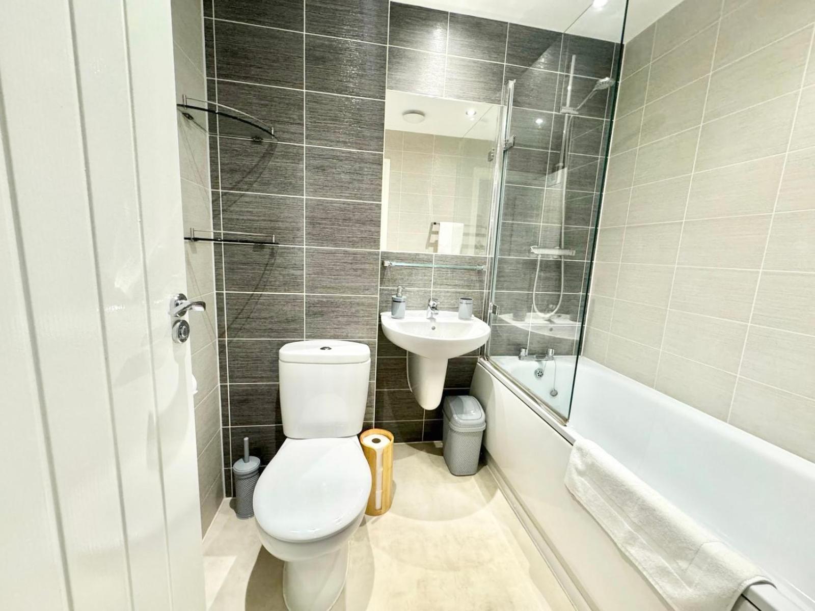 Home Centrally Located In Folkestone, Great Location For Families Or Workers מראה חיצוני תמונה